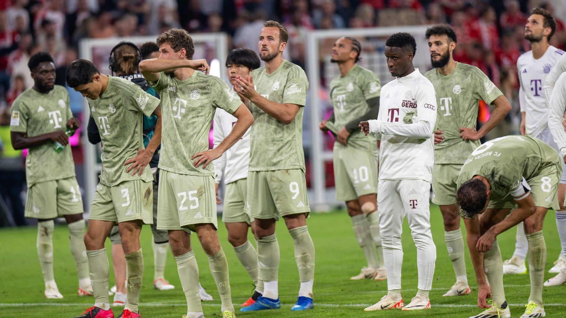 Nach dem späten Treffer von Leon Goretzka verspielen die Münchner den schon greifbaren Sieg noch in der Nachspielzeit. Dabei zeigen einige Münchner ungewohnte Schwächen. Der FC Bayern in der Einzelkritik