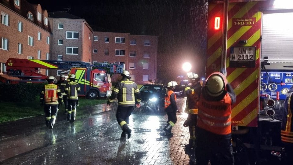 Einsatzkräfte der freiwilligen Feuerwehr in Werne: Sie retteten eine Katze. Einsatzkräfte der freiwilligen Feuerwehr in Werne: Sie retteten eine Katze.