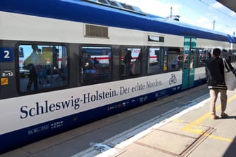 Ein Zug der Nah.SH an einem Bahnhof (Symbolbild): Die Passagierin erwartet nun ein Strafverfahren.