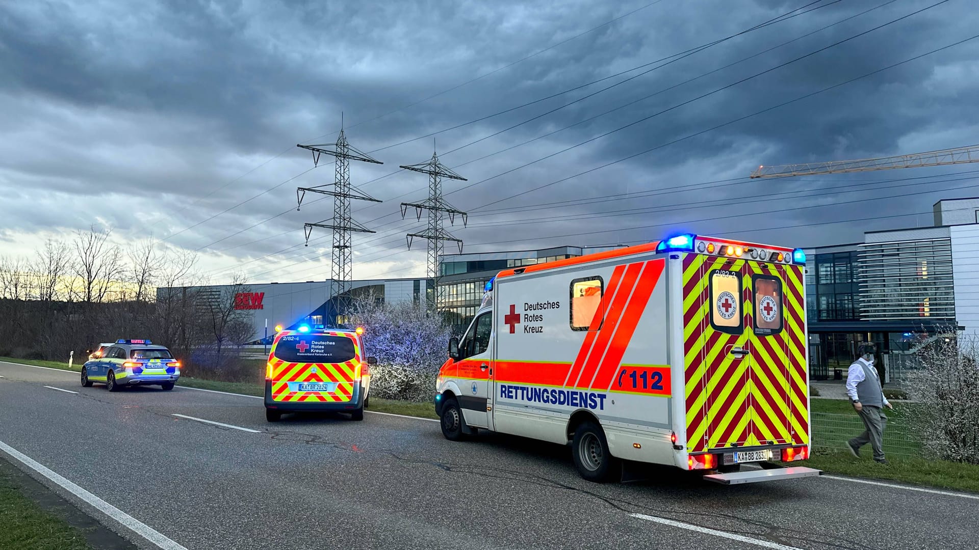 Rettungsdienst im Einsatz (Symbolfoto): Auf der A8 mussten am Sonntag mehrere Menschen versorgt werden. Rettungsdienst im Einsatz (Symbolfoto): Auf der A8 mussten am Sonntag mehrere Menschen versorgt werden.