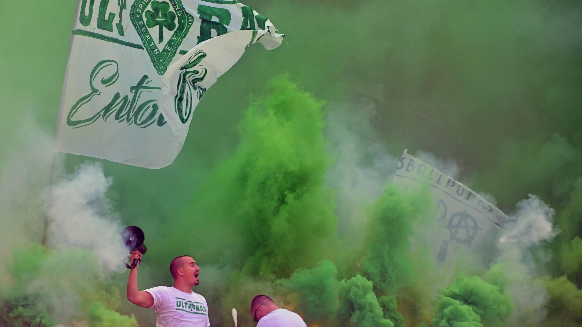 Auch die Fans von Greuther Fürth (Archivbild) zündeten im Gästeblock in Nürnberg schon Pyrotechnik.