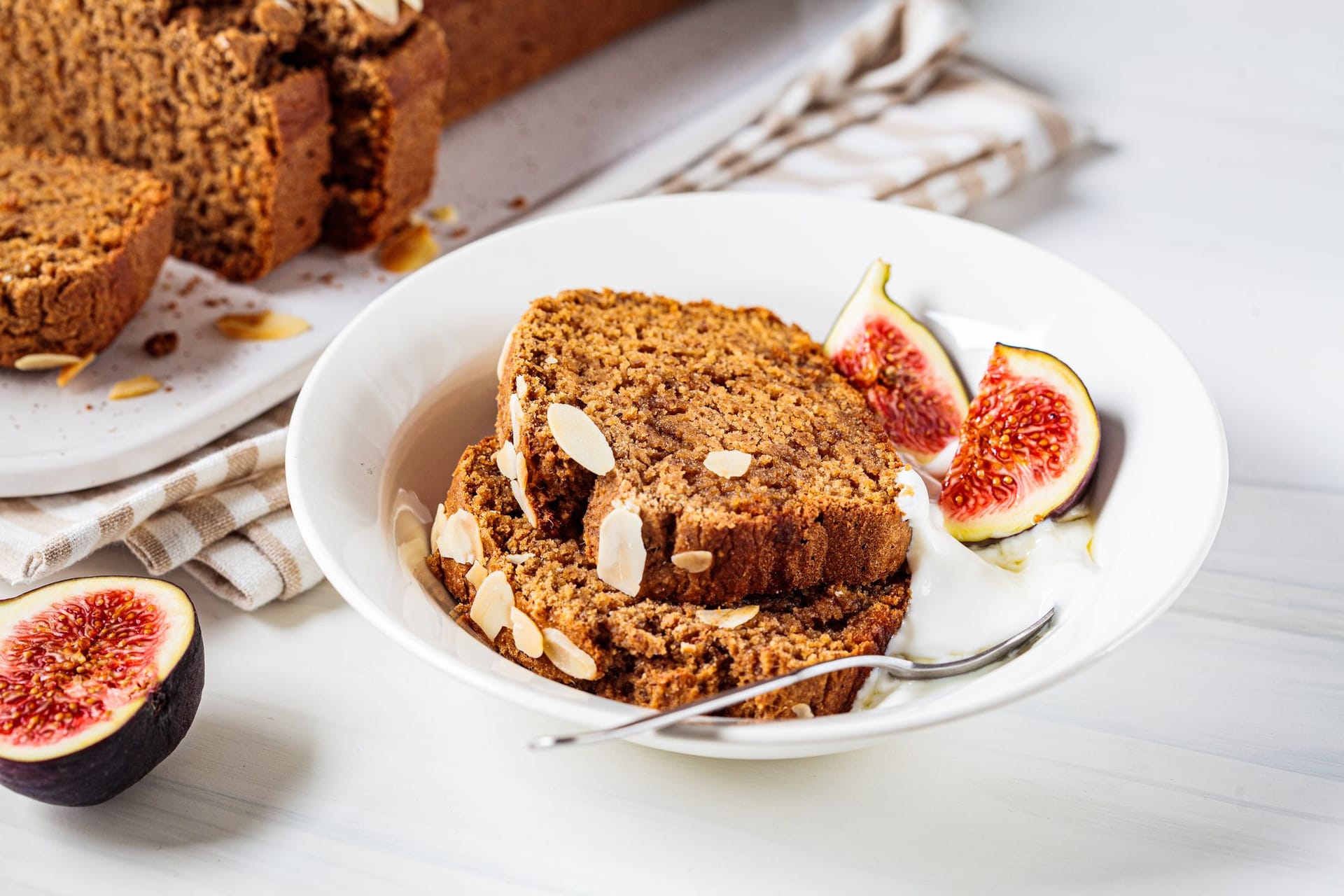 Besonders in der Feigensaison schmeckt ein Stück Feigenkuchen einfach himmlisch.