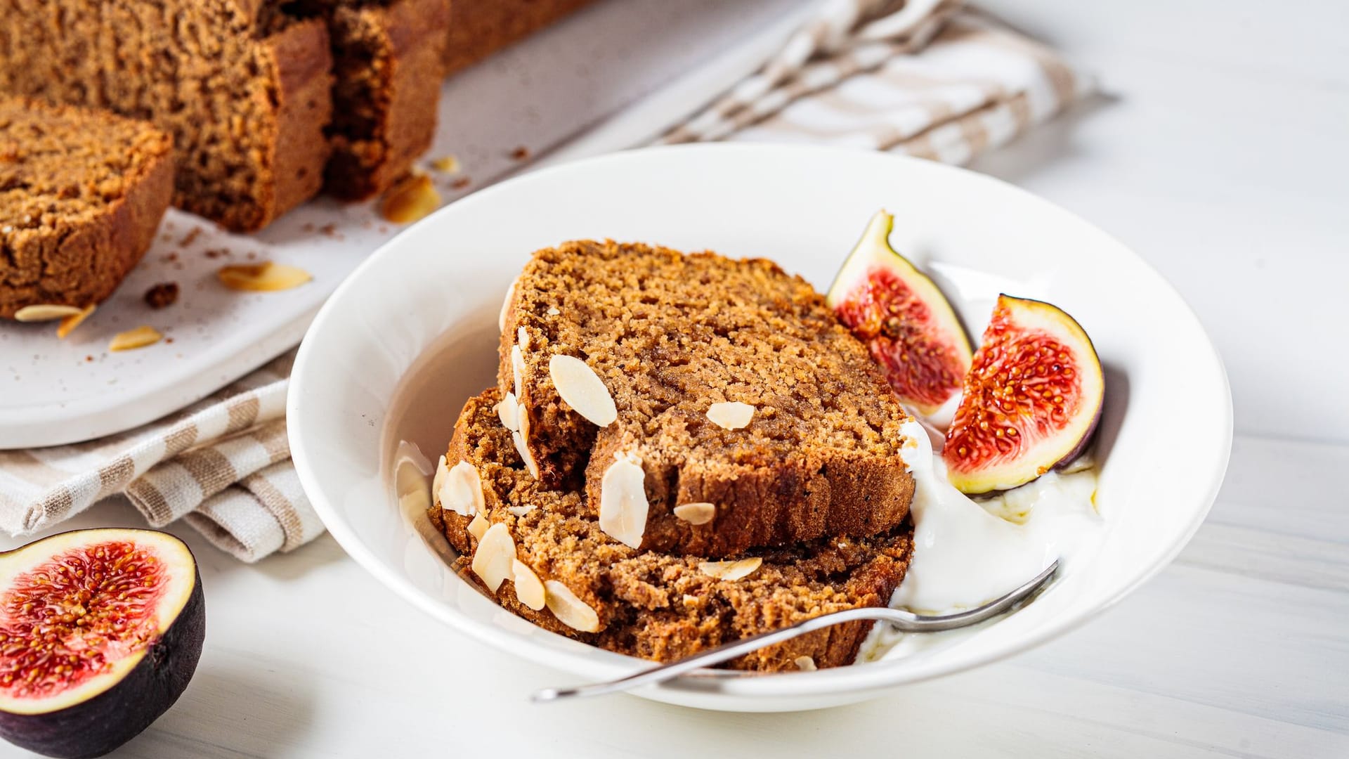 Besonders in der Feigensaison schmeckt ein Stück Feigenkuchen einfach himmlisch.