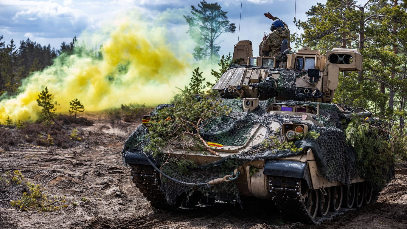 US-Soldaten bei einer Übung mit einem Panzer vom Typ M2-Bradley (Symbolbild): Bei einer Trainingseinheit der Ukraine ist es zu einem Vorfall mit zwei dieser Fahrzeuge gekommen.