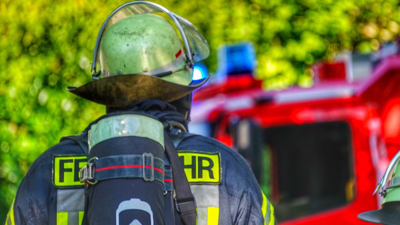 Feuerwehr im Einsatz (Symbolfoto): Ein Brand in Düsseldorf-Lierenfeld hielt die Truppe auf Trab.