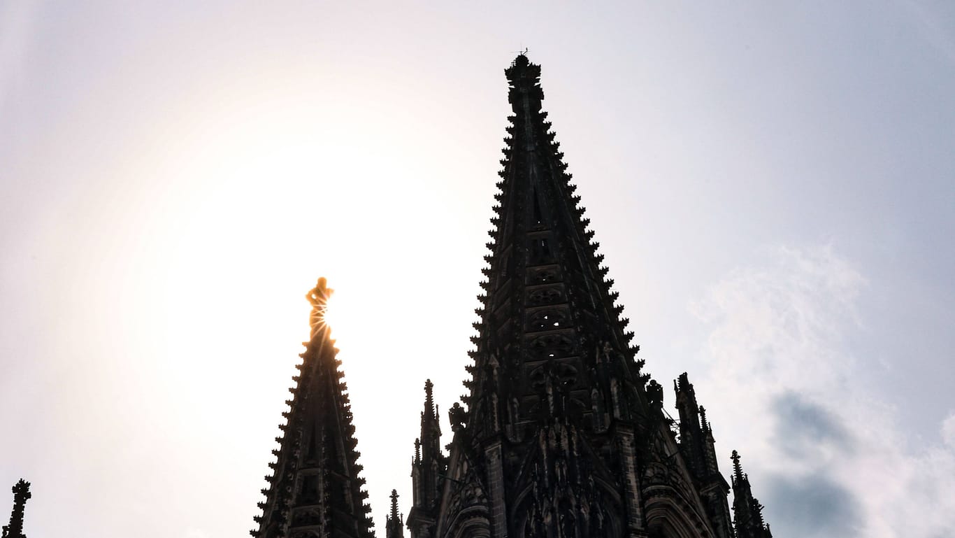 Sonnenschein über dem Kölner Dom: Das bleibt der Kathedrale im September lange erhalten.