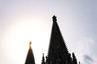 Sonnenschein über dem Kölner Dom: Das bleibt der Kathedrale im September lange erhalten.