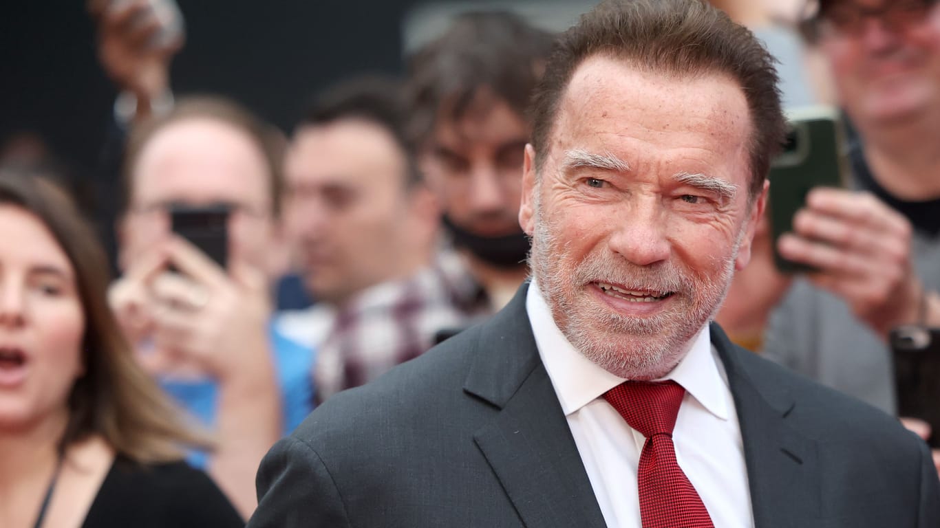 Arnold Schwarzenegger: Der Schauspieler musste sich unters Messer legen.