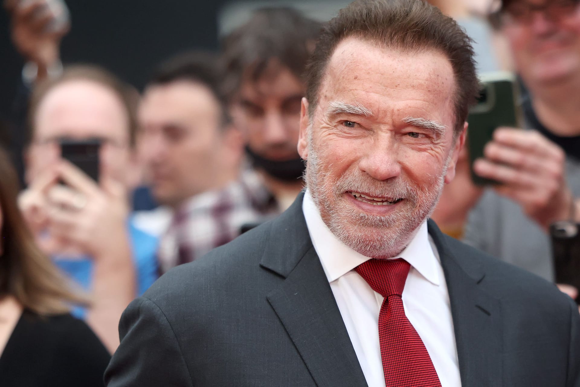 Arnold Schwarzenegger: Der Schauspieler musste sich unters Messer legen.