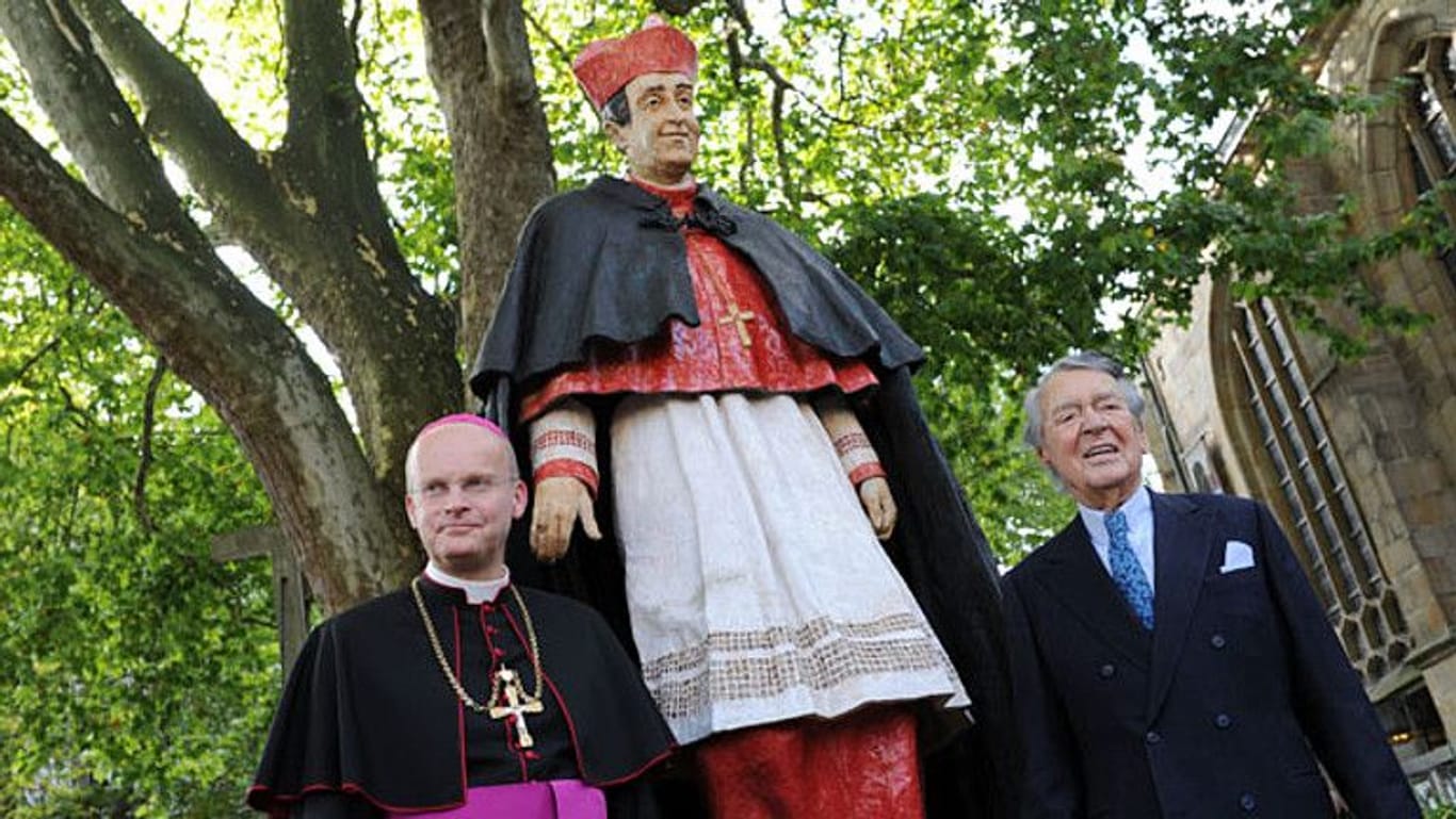 Bischof Overbeck (links) bei der Enthüllung der Hengsbach-Statue im Jahr 2011: Da wusste er schon, was seinem Vorgänger vorgeworfen wird.