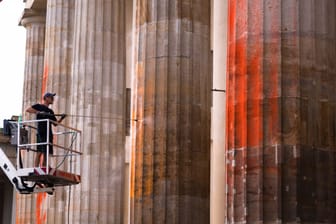 Eine Reinigungsfirma am Brandenburger Tor (Archivbild): Die Säuberung dauert mehrere Tage.