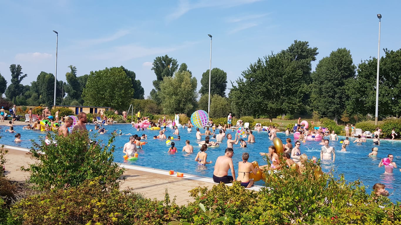 Das Strandbad Lörick macht wegen des guten Wetters wieder auf.