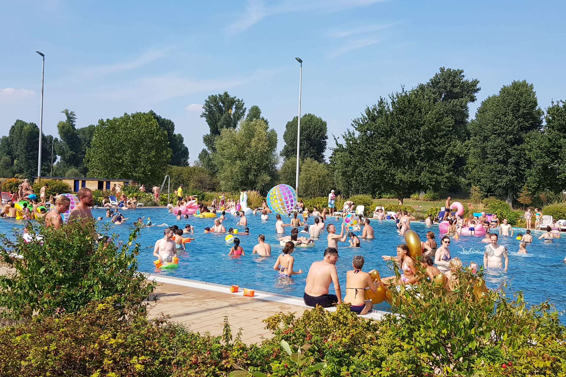 Das Strandbad Lörick macht wegen des guten Wetters wieder auf.