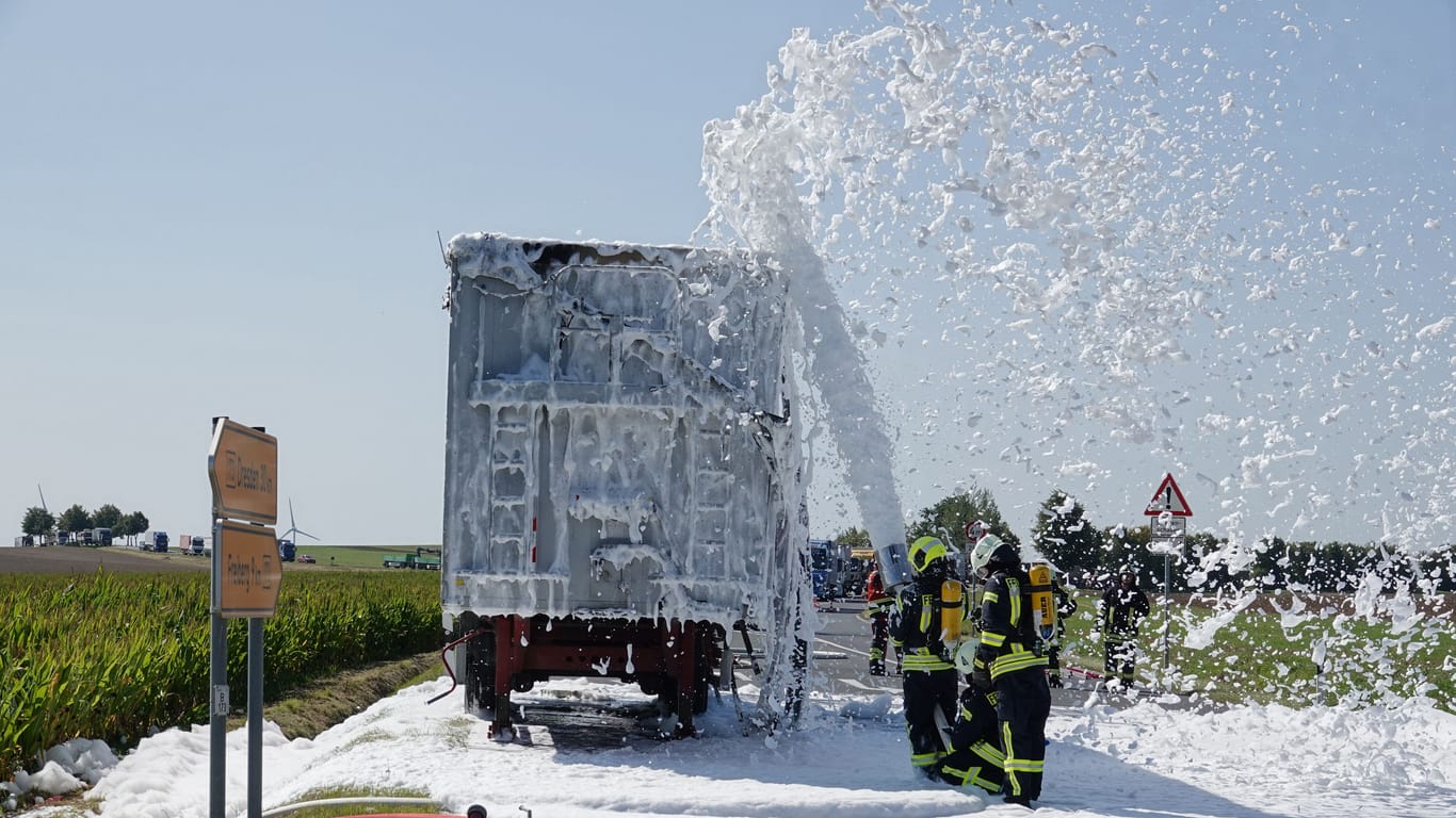 Die Freiwillige Feuerwehr Halsbrücke löschte den Brand mithilfe von ganz viel Schaum: Nach einem knapp zweistündigen Einsatz wurde die Fahrbahn wieder freigegeben.