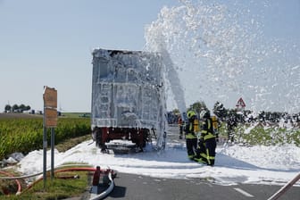 Die Freiwillige Feuerwehr Halsbrücke löschte den Brand mithilfe von ganz viel Schaum: Nach einem knapp zweistündigen Einsatz wurde die Fahrbahn wieder freigegeben.