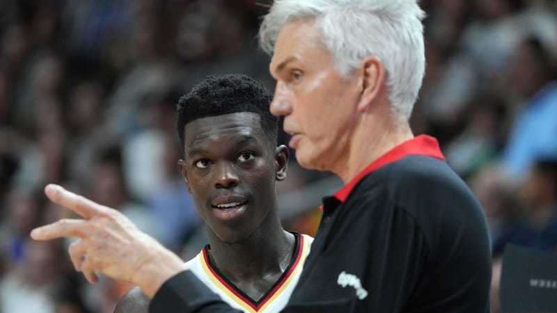 Bundestrainer Gordon Herbert (r.) und Kapitän Dennis Schröder: Die beiden gerieten aneinander.