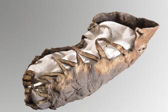 Der Kinderschuh, der im Dürrnberg nahe Salzburg gefunden wurde: Der Rest einer Schnürung aus Flachs und Lein hat sich im Salz über zwei Jahrtausende erhalten.
