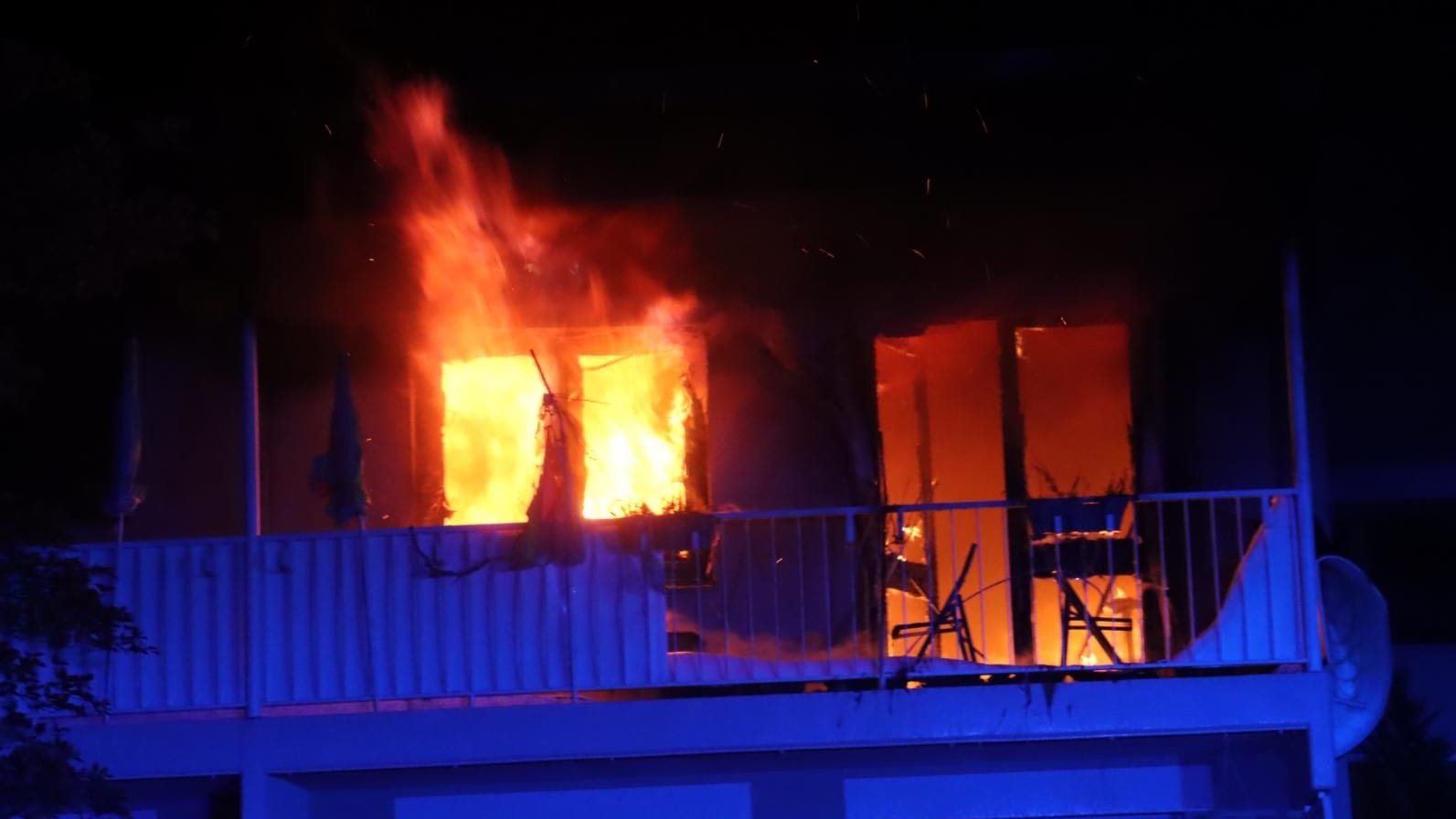 Eine Wohnung im Vollbrand: Die Feuerwehr war mit großem Aufgebot vor Ort.