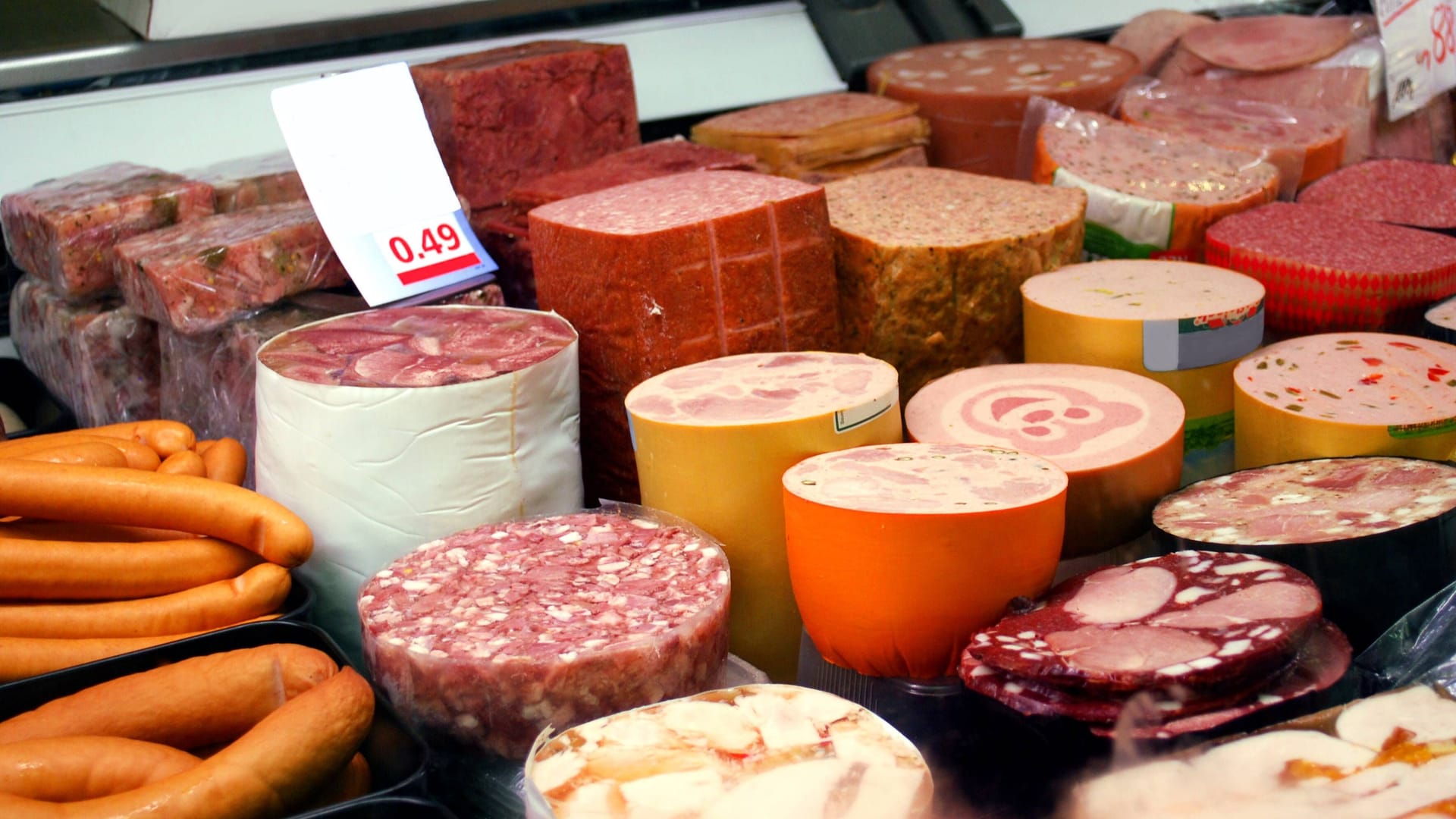 Fleischwaren im Supermarkt (Symbolbild): Ein Fleischwarenhersteller ist insolvent.