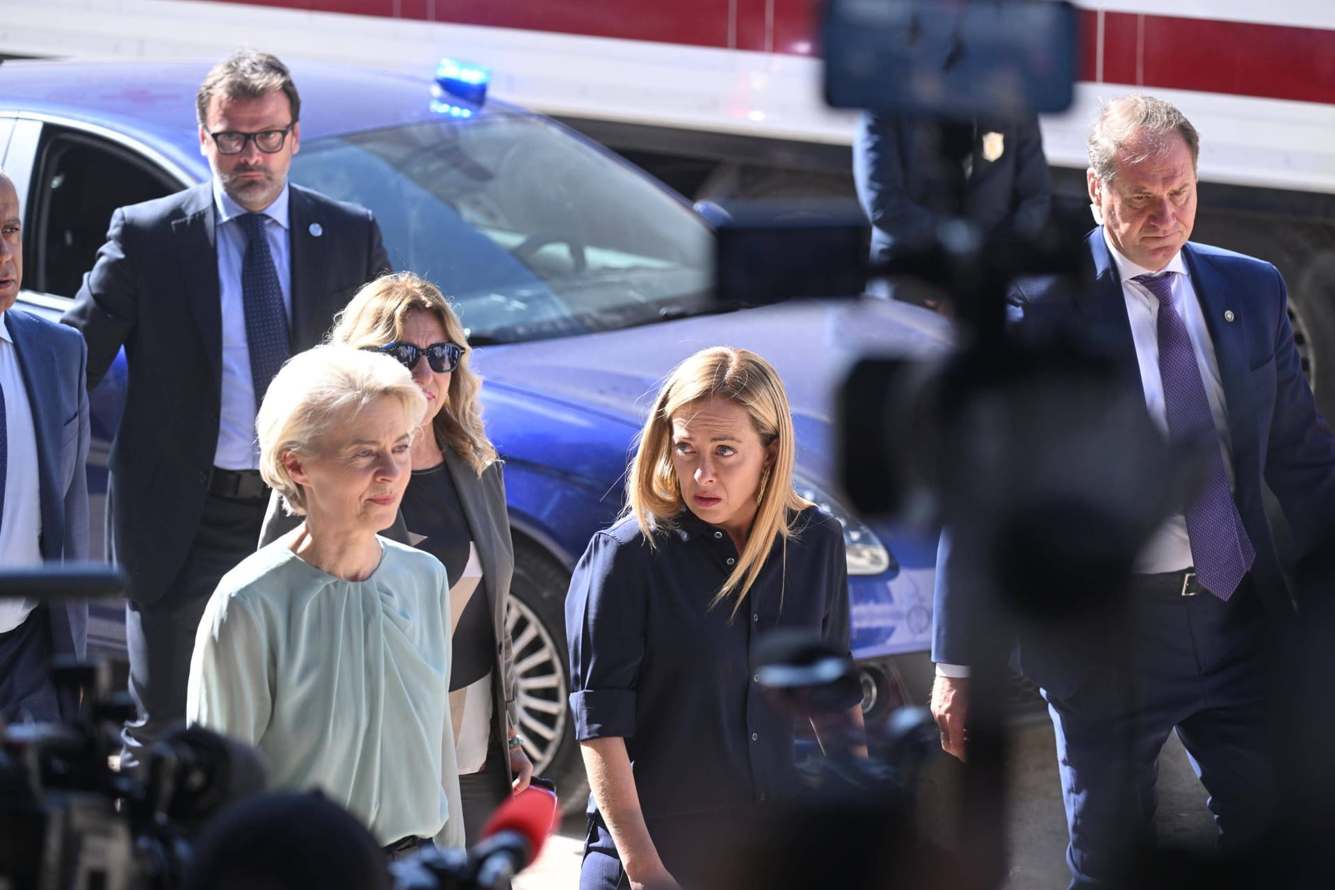 EU-Kommissionspräsidentin Ursula von der Leyen (l.) und Italiens Premierministerin Giorgia Meloni besuchen Lampedusa. Die EU will härter gegen Menschenschmuggler vorgehen und die Überwachung ausweiten.