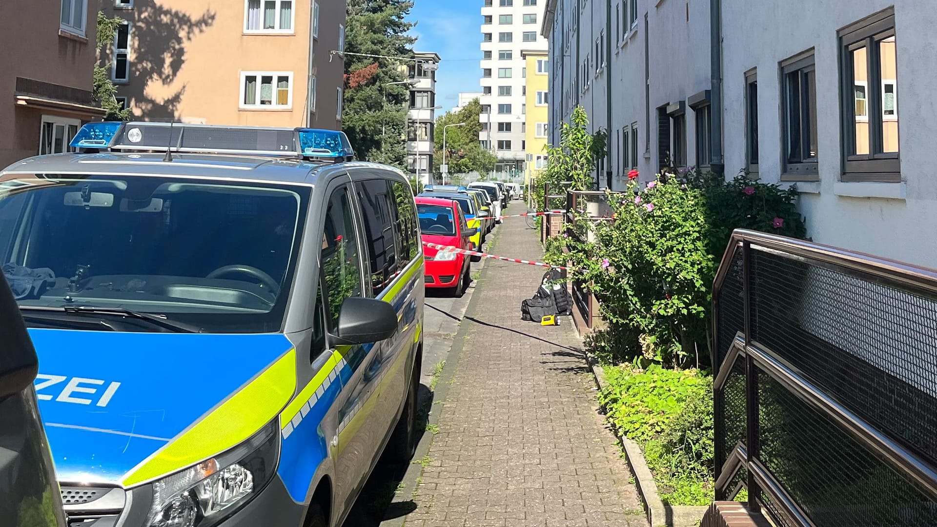 Die Polizei hat den Tatort abgesperrt: In Frankfurt Sachsenhausen wurde ein Mann erstochen.