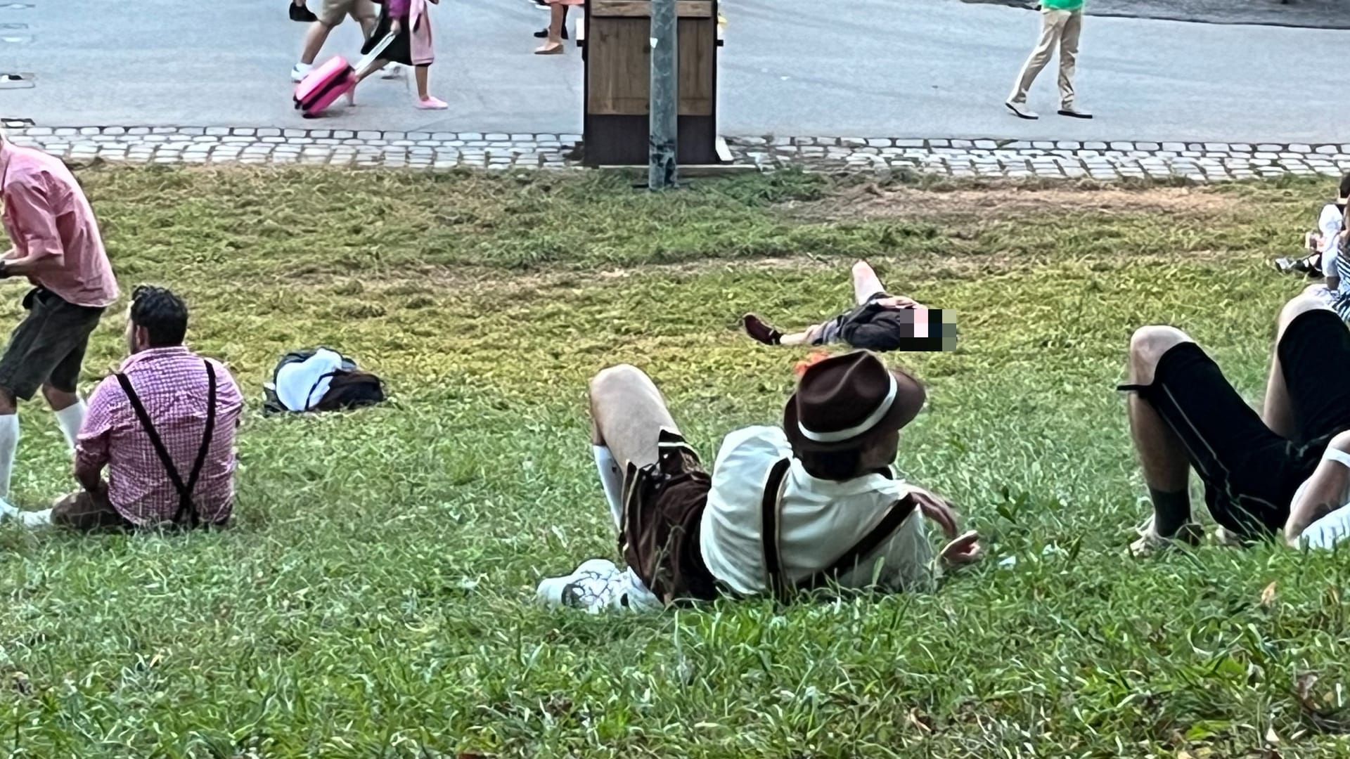 Manche Besucher auf dem Hügel haben über den Durst getrunken.