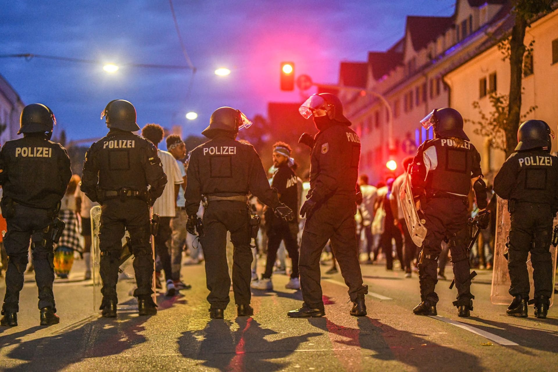 Eine Gruppe von Menschen wird nach Ausschreitungen bei einer Eritrea-Veranstaltung in Stuttgart von Polizeikräften eingekesselt.