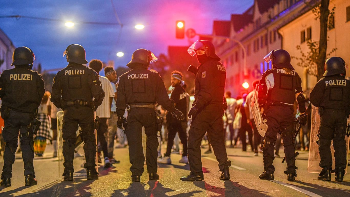 Eine Gruppe von Menschen wird nach Ausschreitungen bei einer Eritrea-Veranstaltung in Stuttgart von Polizeikräften eingekesselt.