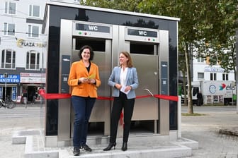 Die Senatorin Kathrin Moosdorf zusammen mit der Vorständin der Bremer Stadtreinigung, Daniela Enslein, vor einer der beiden neuen Toilettenanlagen auf dem Bahnhofsvorplatz.