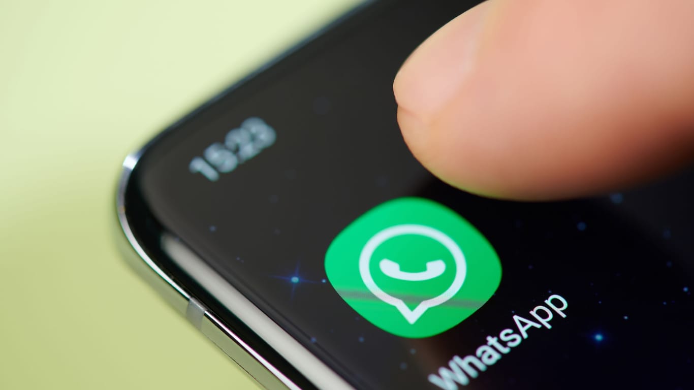Whatsapp app on smartphone screen