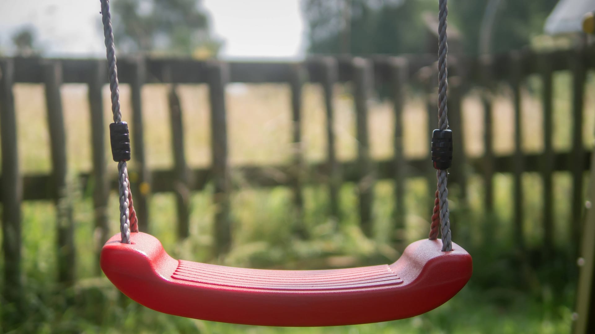 Leere Kinderschaukel in einem Park (Symbolbild): Ein 44-jähriger Mann aus Leverkusen soll einen Jungen misshandelt haben. Leere Kinderschaukel in einem Park (Symbolbild): Ein 44-jähriger Mann aus Leverkusen soll einen Jungen misshandelt haben.
