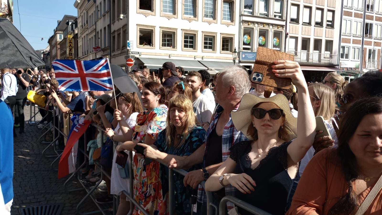 Fans des Prinzen warten auf Harry: Die hohen Temperaturen sind ihnen egal.