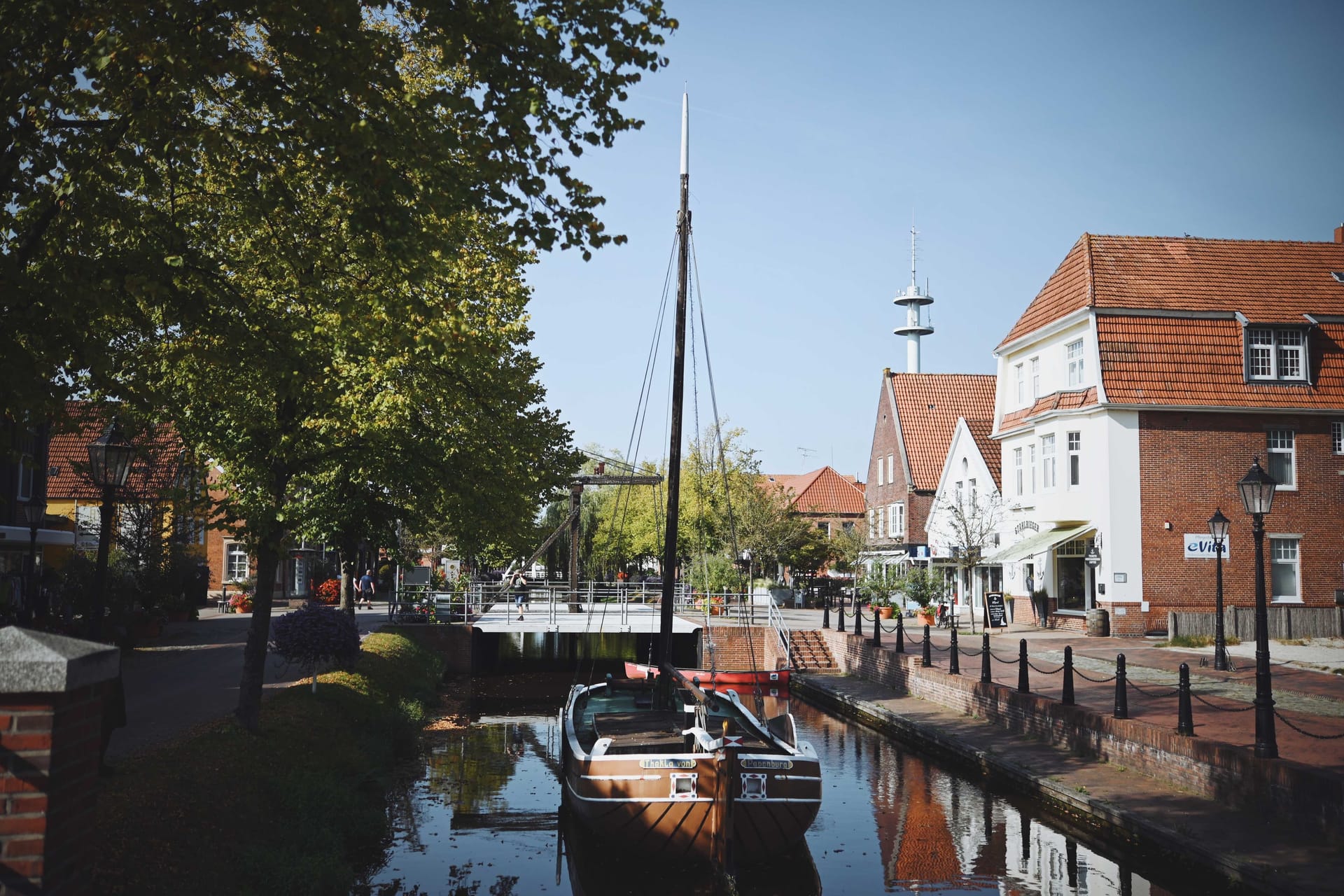 Historische Schiffe der Meyer Werft und deren Nachbauten sind im Stadtbild der Stadt Papenburg verankert. Hier zu sehen: Die "Thekla von Papenburg".