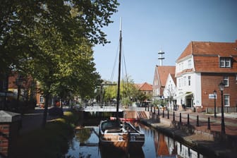 Historische Schiffe der Meyer Werft und deren Nachbauten sind im Stadtbild der Stadt Papenburg verankert. Hier zu sehen: Die "Thekla von Papenburg".