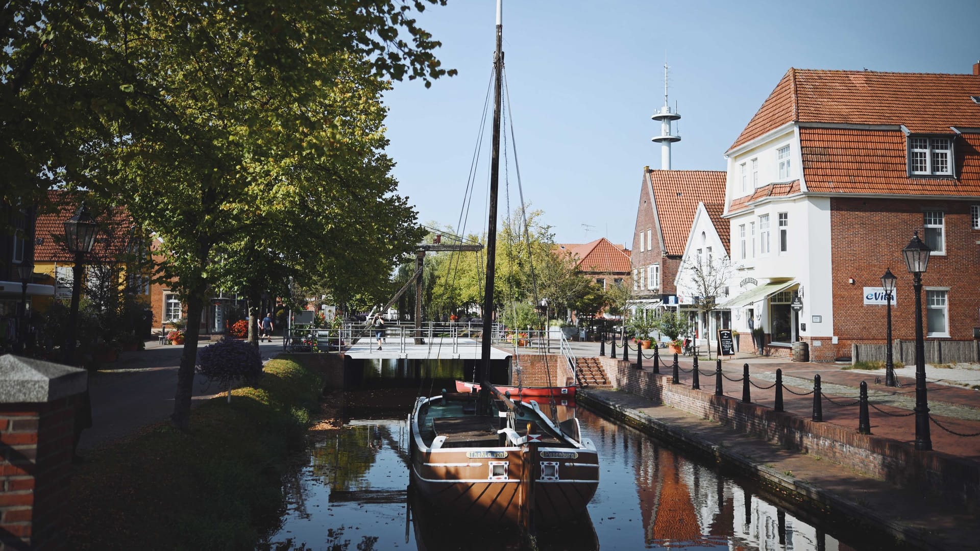 Historische Schiffe der Meyer Werft und deren Nachbauten sind im Stadtbild der Stadt Papenburg verankert. Hier zu sehen: Die "Thekla von Papenburg".