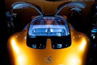 Ein Mercedes-Fahrzeug bei der IAA: Viele Autohersteller überlegen sich laut Stellantis-COO Uwe Hochgeschurtz, wo sie künftig investieren.