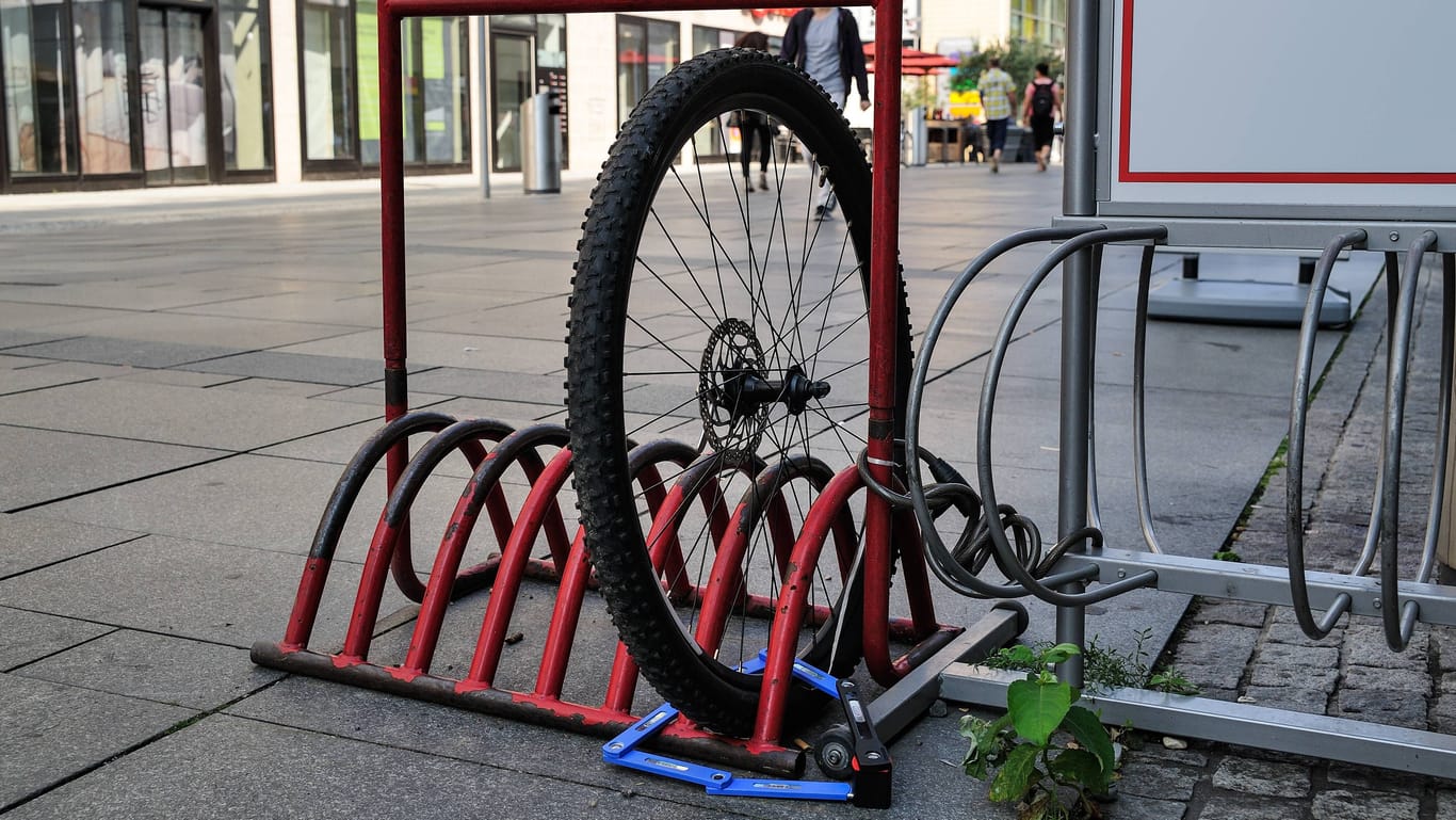 Vorderrad eines Fahrrads mit Kette und Bügelschloss gesichert an der Prager Straße (Symbolbild):