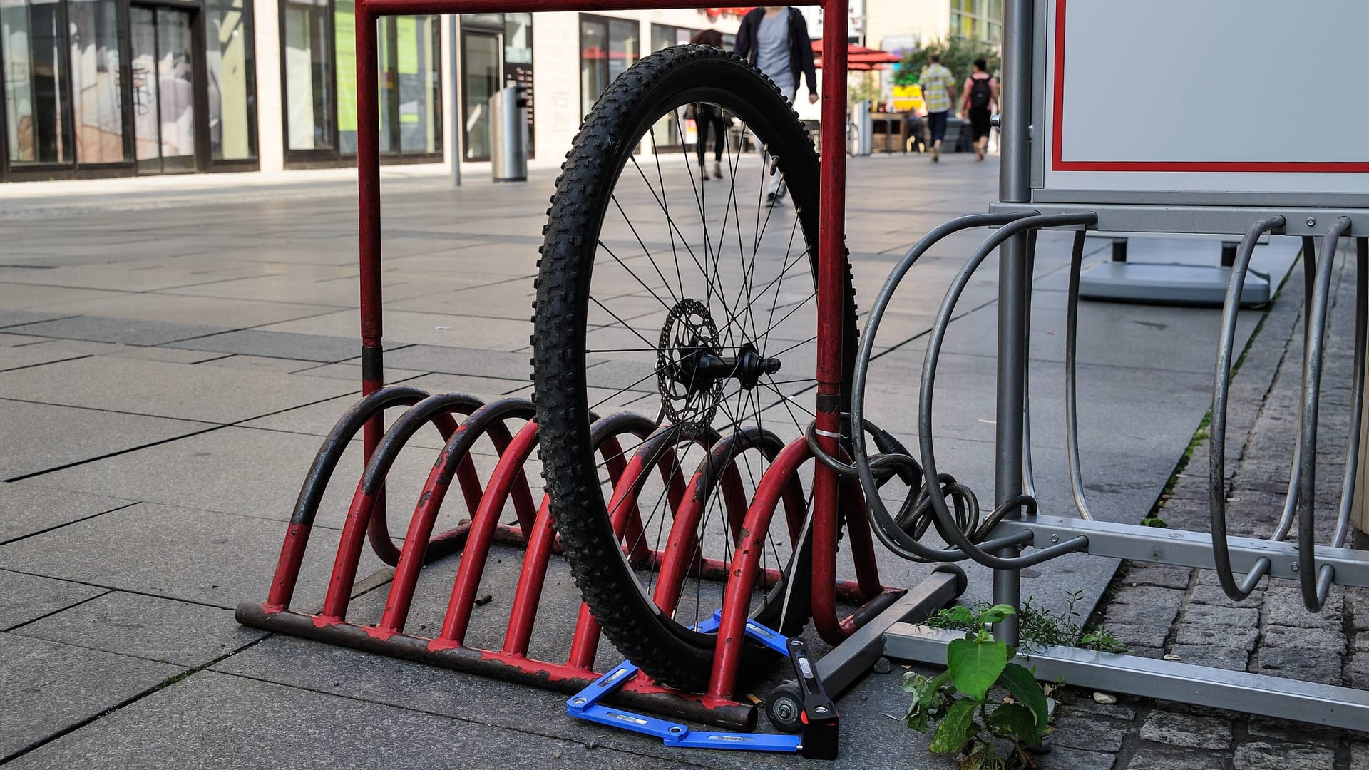 Vorderrad eines Fahrrads mit Kette und Bügelschloss gesichert an der Prager Straße (Symbolbild): Vorderrad eines Fahrrads mit Kette und Bügelschloss gesichert an der Prager Straße (Symbolbild):