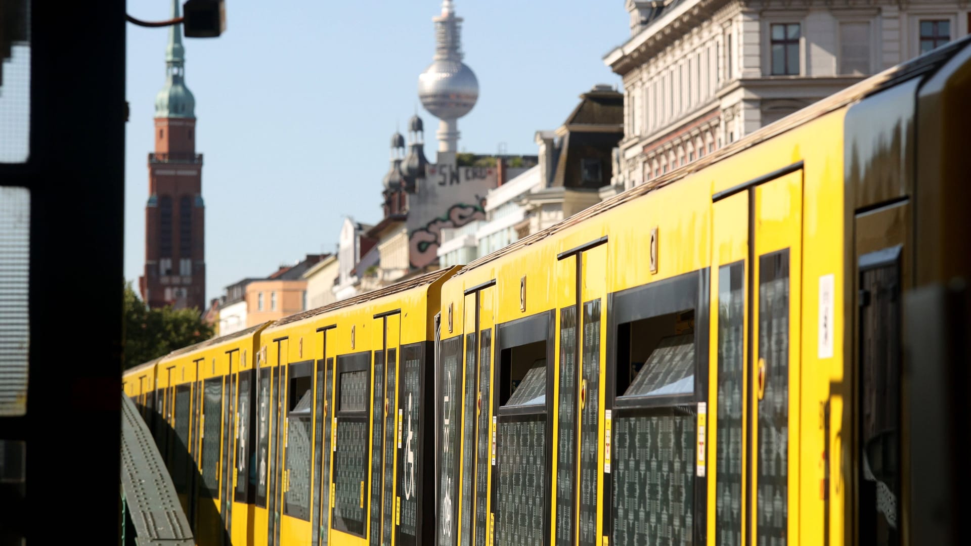 U-Bahn der BVG mit dem Berliner Fernsehturm im Hintergrund (Symbolbild):