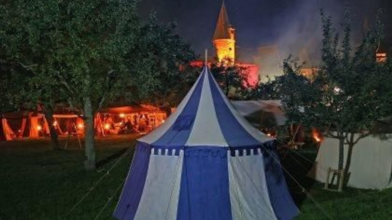 Zelt bei den Reichsstadt-Festtagen (Archivbild): In der Nacht zu Samstag brannte ein Zelt, in dem Menschen schliefen.