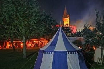 Zelt bei den Reichsstadt-Festtagen (Archivbild): In der Nacht zu Samstag brannte ein Zelt, in dem Menschen schliefen.