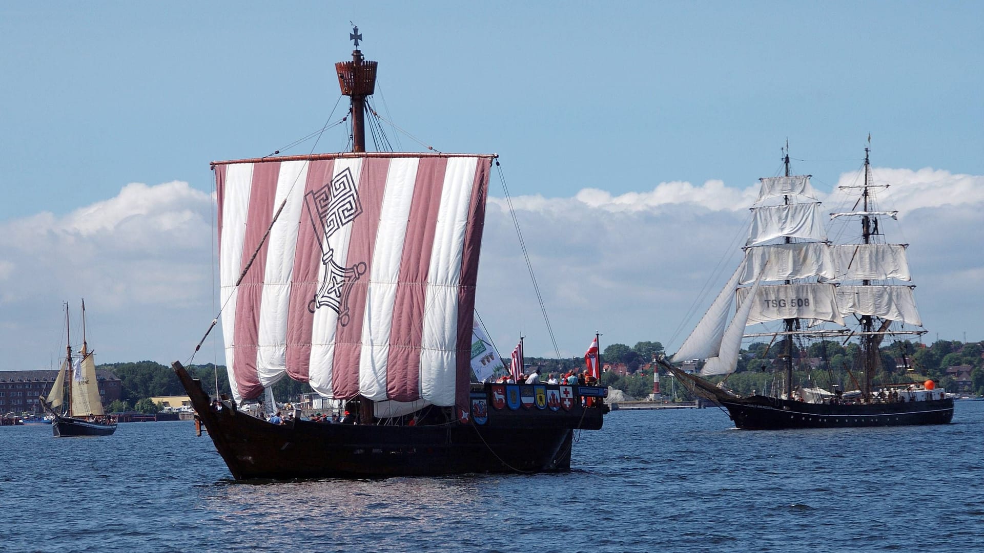 Hansekogge "Ubena von Bremen" (l) bei einer Windjammerparade auf der Kieler Förde (Archivfoto): Der Nachbau wiegt etwa 130 Tonnen. Hansekogge "Ubena von Bremen" (l) bei einer Windjammerparade auf der Kieler Förde (Archivfoto): Der Nachbau wiegt etwa 130 Tonnen.