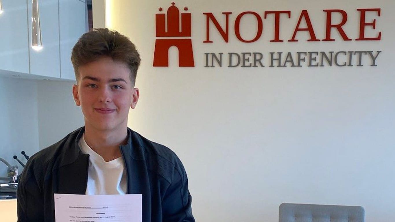 Hamburg Hafencity: An seinem 18. Geburtstag ist Kian zum Notar gegangen, um seine Unternehmergesellschaft "Exlumina" anzumelden.