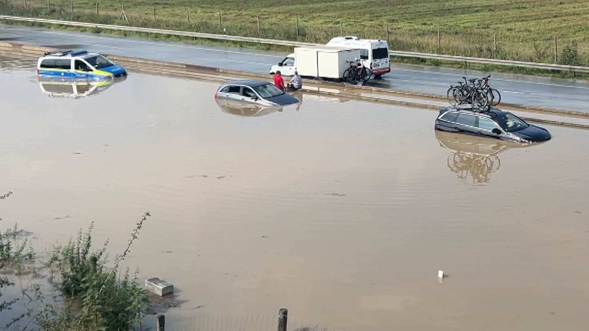 A2 zwischen Beckum und Oelde: Mehrere Autos befanden sich in den Wassermassen.