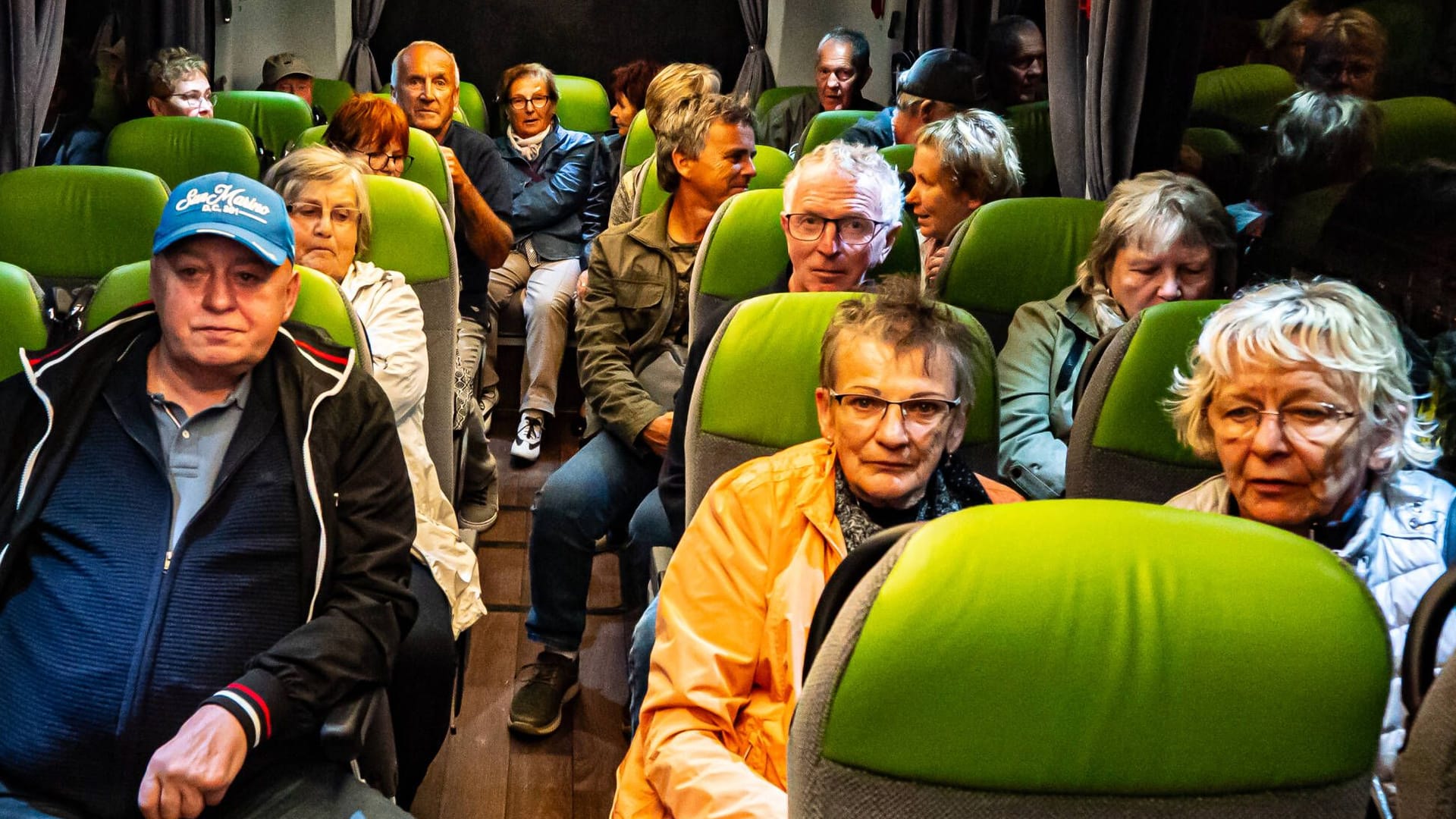 Die Senioren im Bus: Nach stundenlangem Warten wurden sie in Taxis zum Bahnhof gebracht, von dort mussten sie auf eigene Faust weiter.