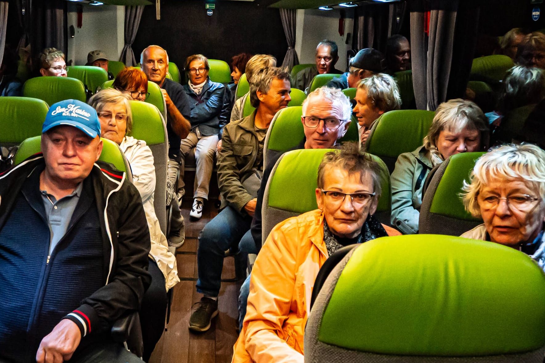 Die Senioren im Bus: Nach stundenlangem Warten wurden sie in Taxis zum Bahnhof gebracht, von dort mussten sie auf eigene Faust weiter.