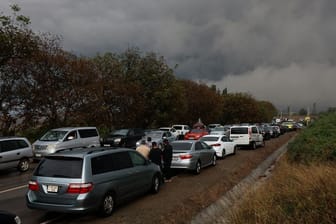 Armenier aus Bergkarabach warten in der Nähe der Stadt Kornidzor in der Region Syunik: Experten sehen in der Flucht ihren einzigen Ausweg.