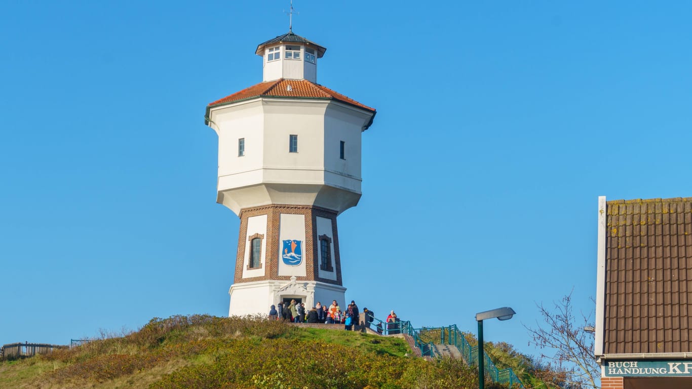 Der Leuchtturm von Bensersiel in den Dünen der Nordsee (Archivfoto): Der Urlaubsort besticht durch seine Vielfalt.