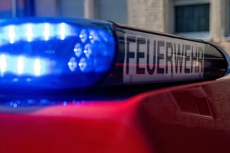 Ein Fahrzeug der Feuerwehr steht mit eingeschaltetem Blaulicht (Symbolbild): Die Feuerwehreinsätze in NRW sind gestiegen.