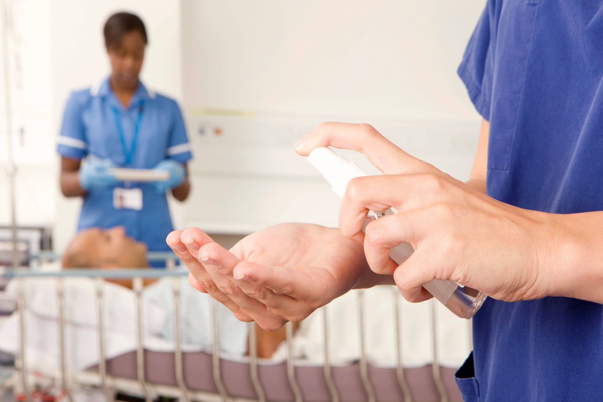 Britische Pflegerinnen an einem Krankenbett (Symbolbild): In Blackpool sollen zwei Angestellte Patienten misshandelt haben.